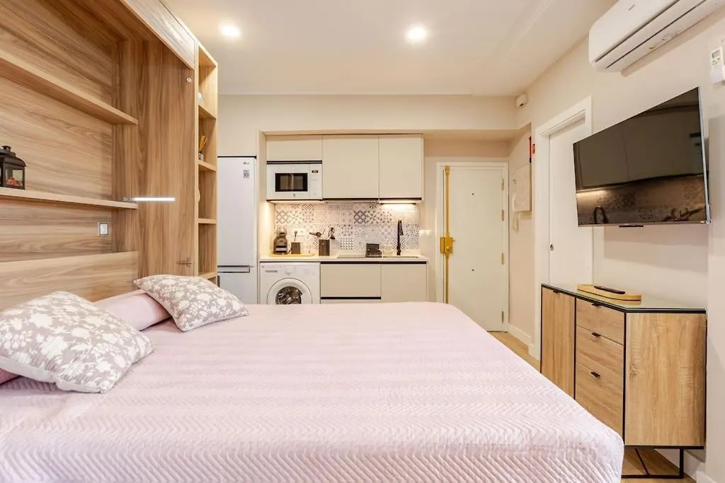 New! Cozy For Couples With Private Patio Apartman Sevilla